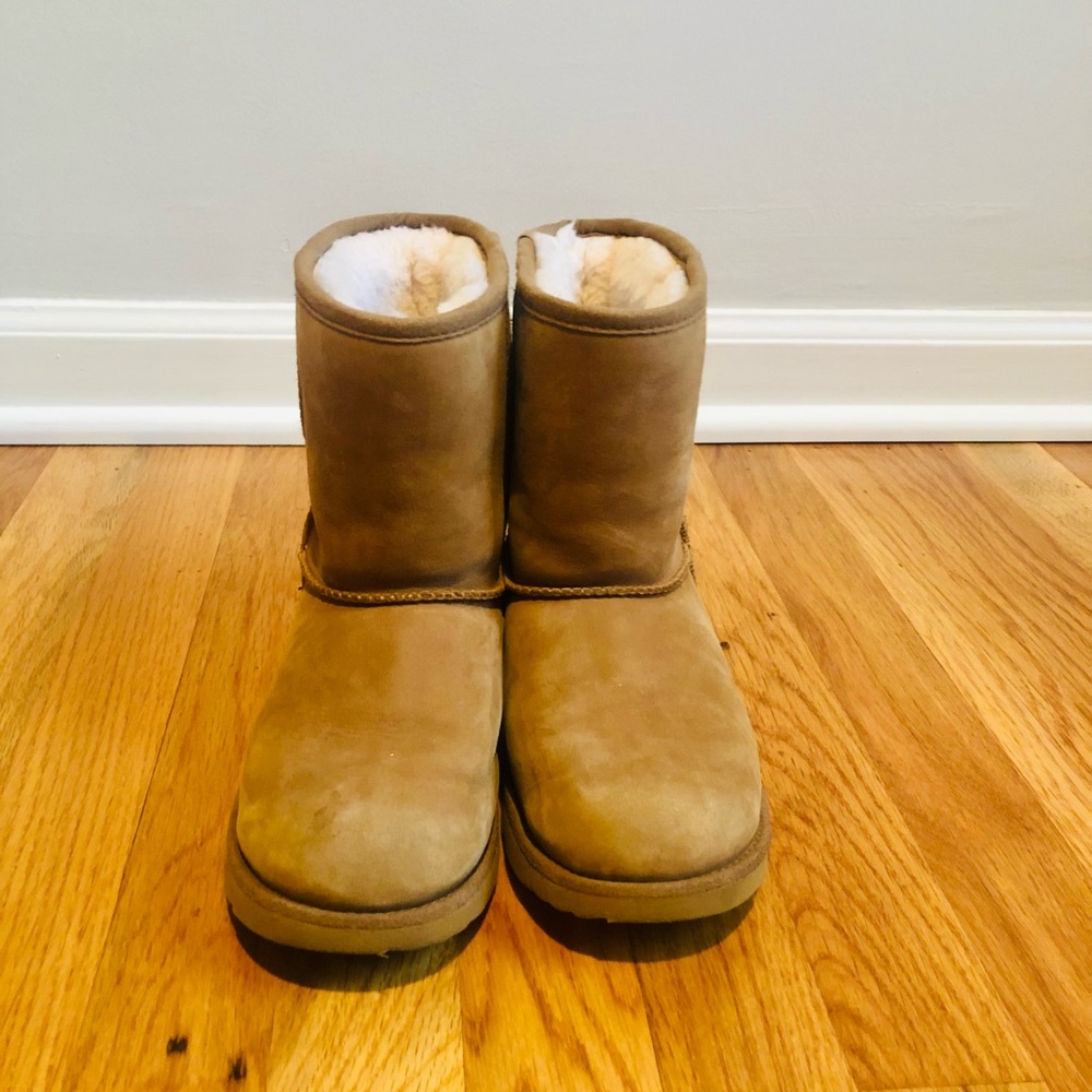 Girls waterproof Ugg boots in chestnut size 3